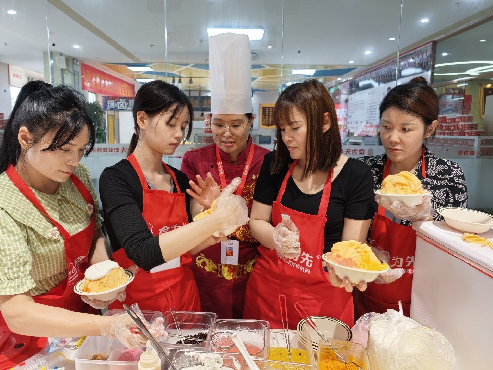 想学小吃技术摆摊创业去哪家机构好？食为先小吃靠谱吗？