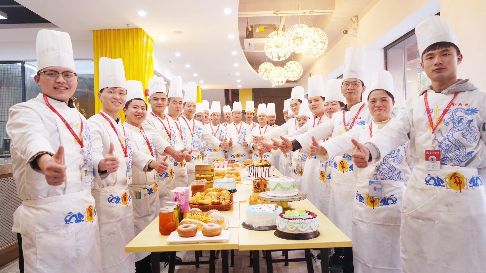 老师合照调好_compressed.jpg