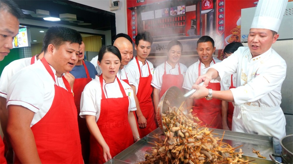 秋季摆摊卖什么小吃好？解犇庄喷泉牛杂操作简单人气旺，商用制作教程分享