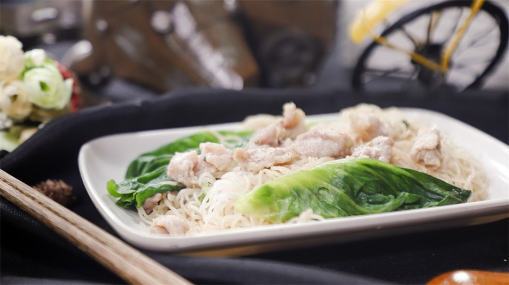 肠粉怎么做才能薄如纸？2026东莞食为先老师傅线下实操，米浆核心配比大公开