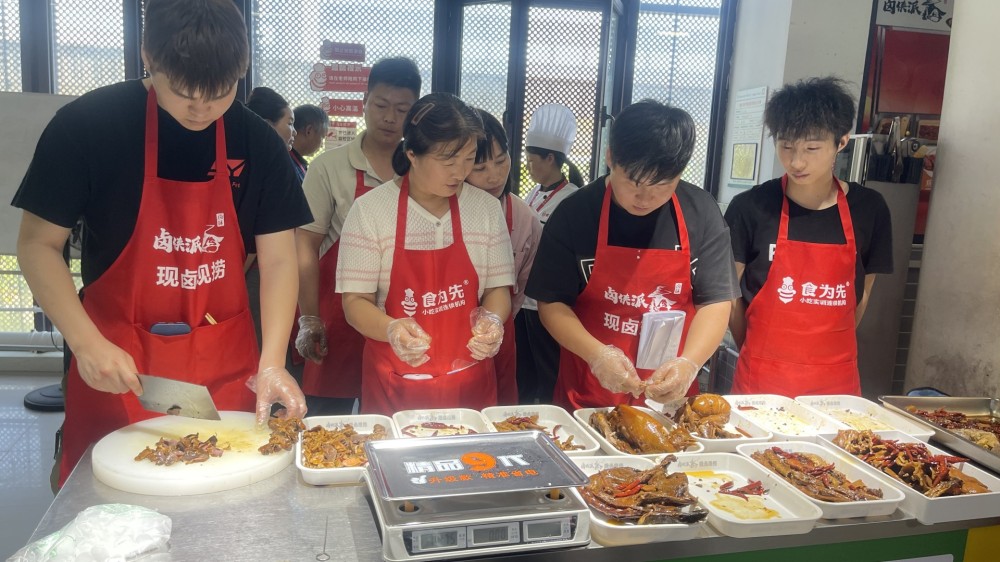 2026 新手摆摊爆款小吃：卤侠派现卤现捞，零基础也能夜市出摊创业